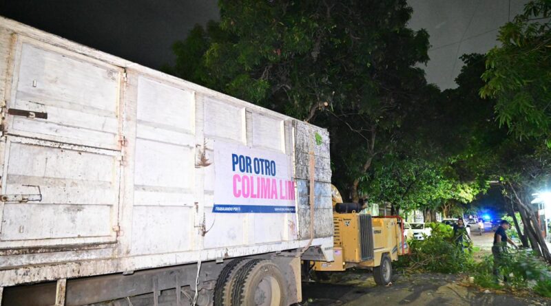 A altas horas de la madrugada, Riult Rivera concluye los trabajos de poda y luminarias en Moctezuma y Jardines del Sol. A altas horas de la madrugada, Riult Rivera concluye los trabajos de poda y luminarias en Moctezuma y Jardines del Sol.